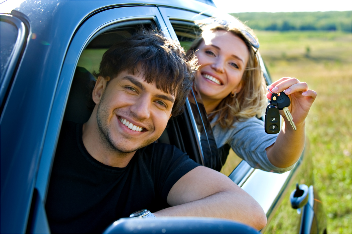 Homem e mulher sorrindo dentro do carro