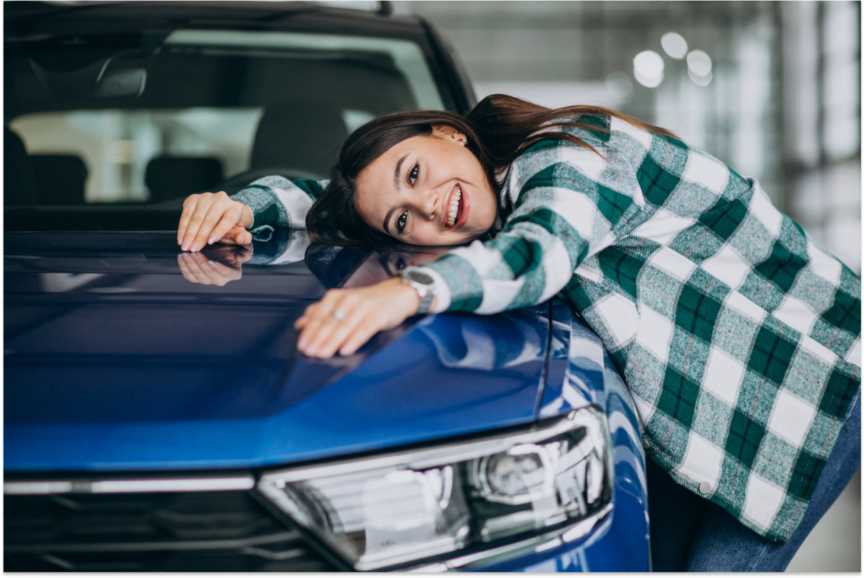 Mulher feliz abraçando seu carro novo